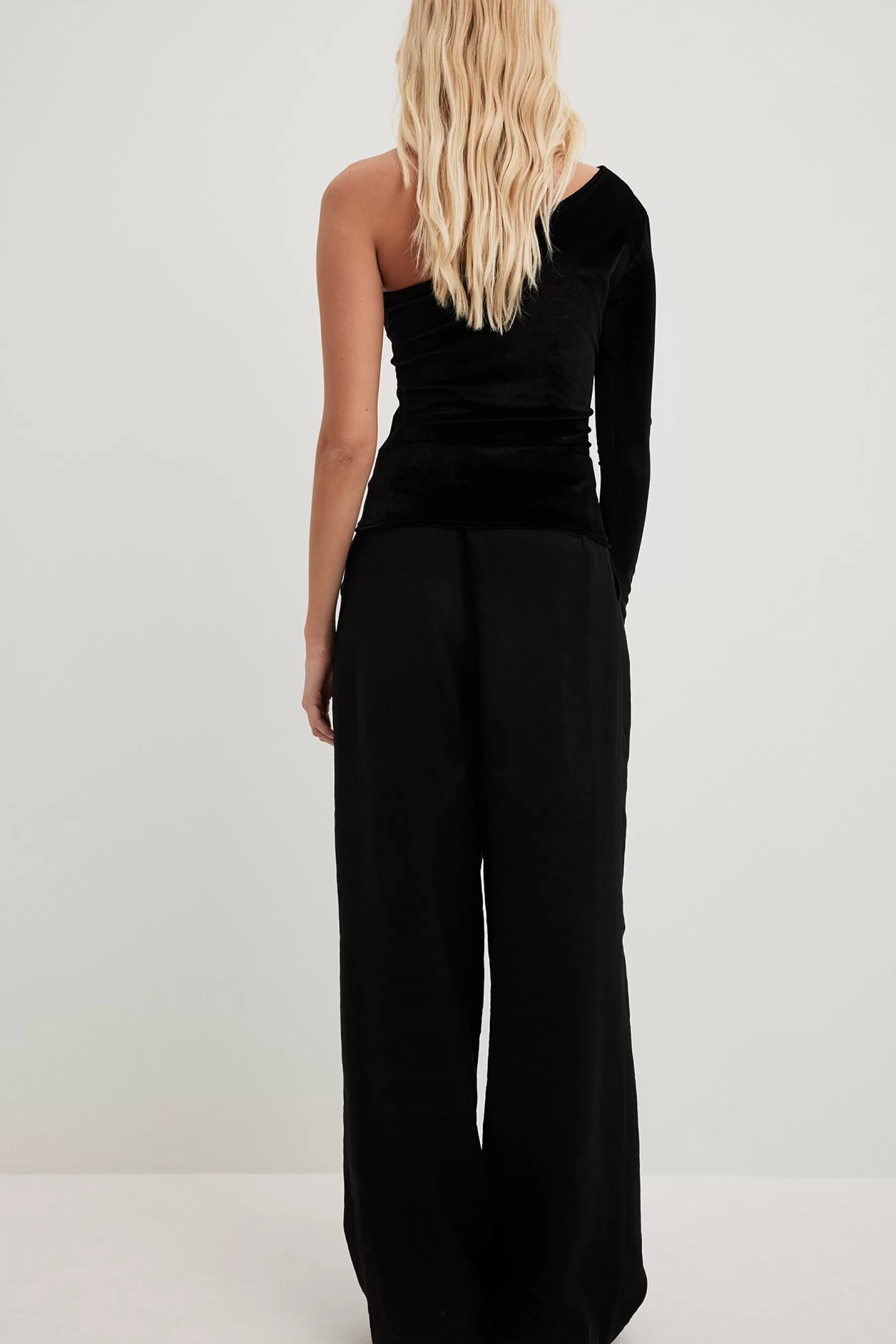 NA-KD Asymmetric One Shoulder Velvet Top Black