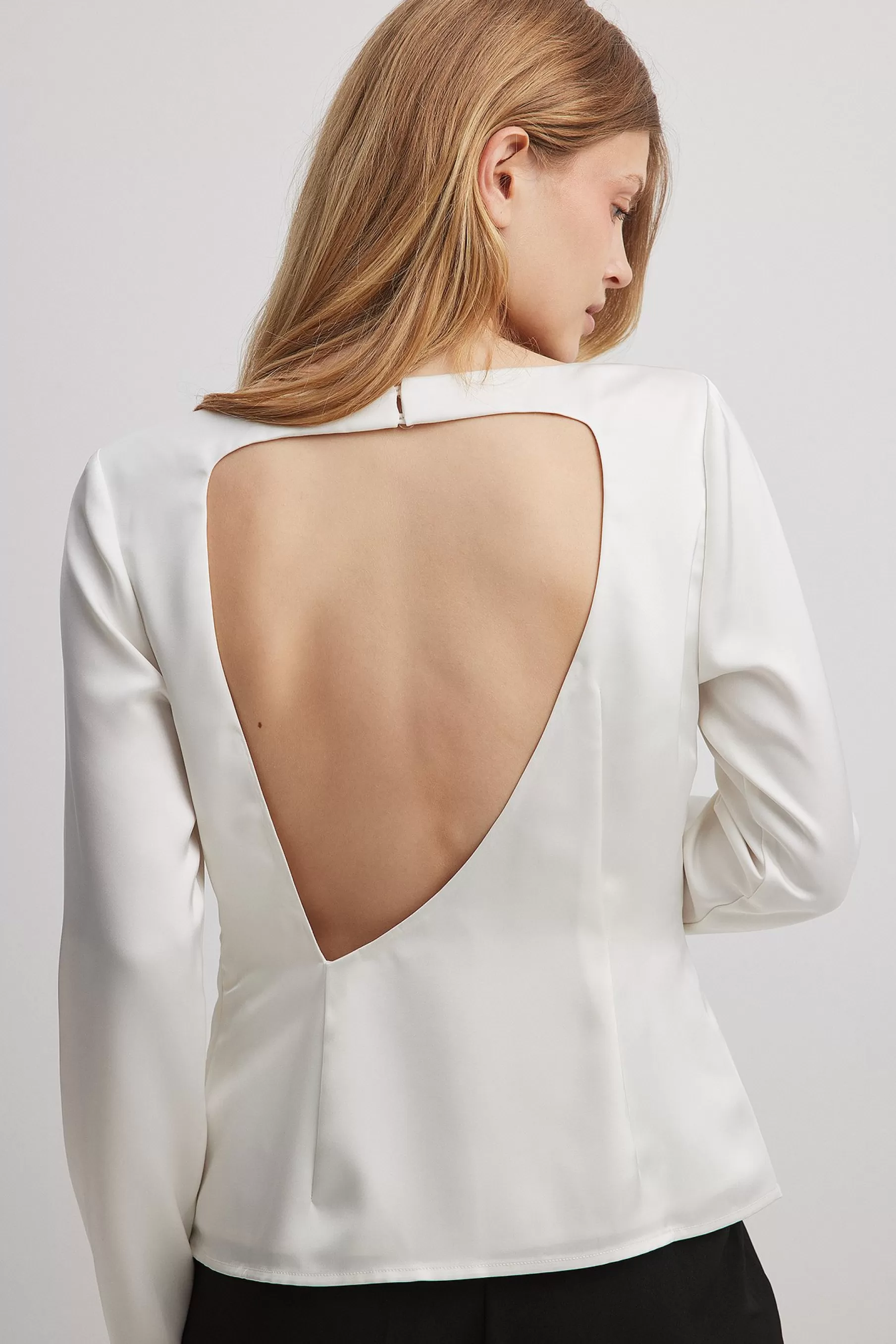 NA-KD Asymmetric Open Back Blouse Offwhite