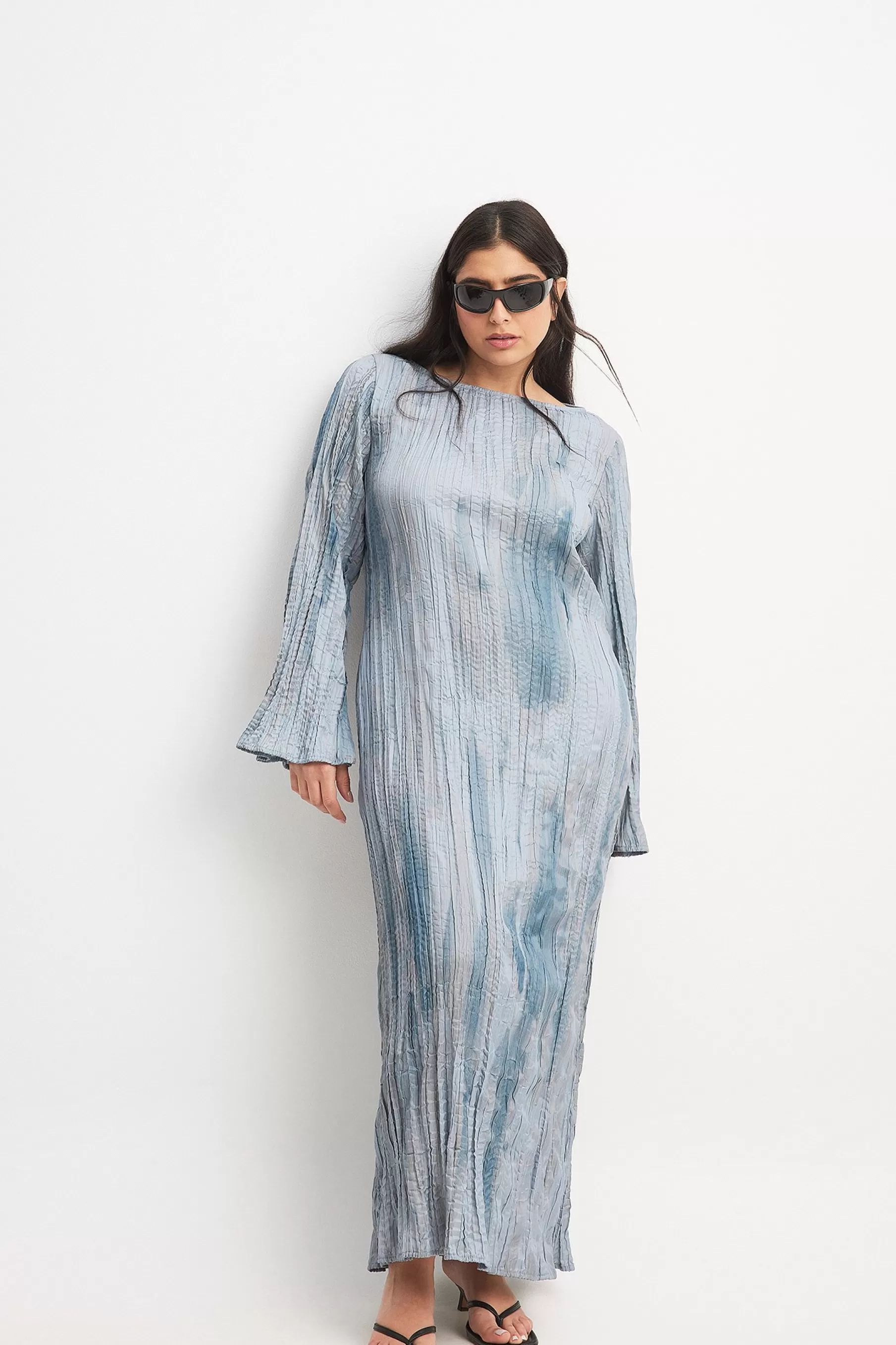 NA-KD Crinkled Long Sleeve Open Back Maxi Dress Blue