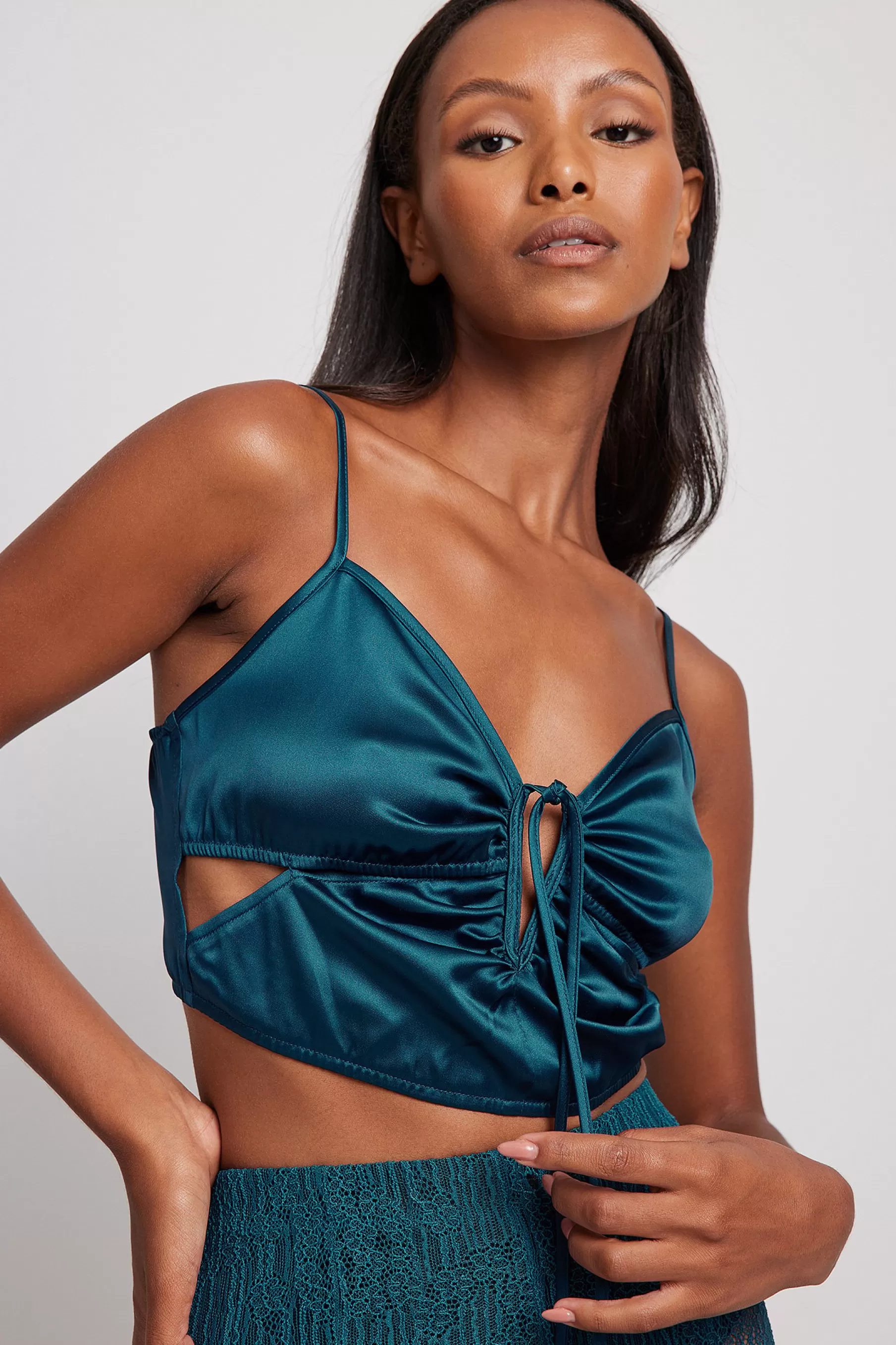 NA-KD Cut Out Gathered Front Top Blue