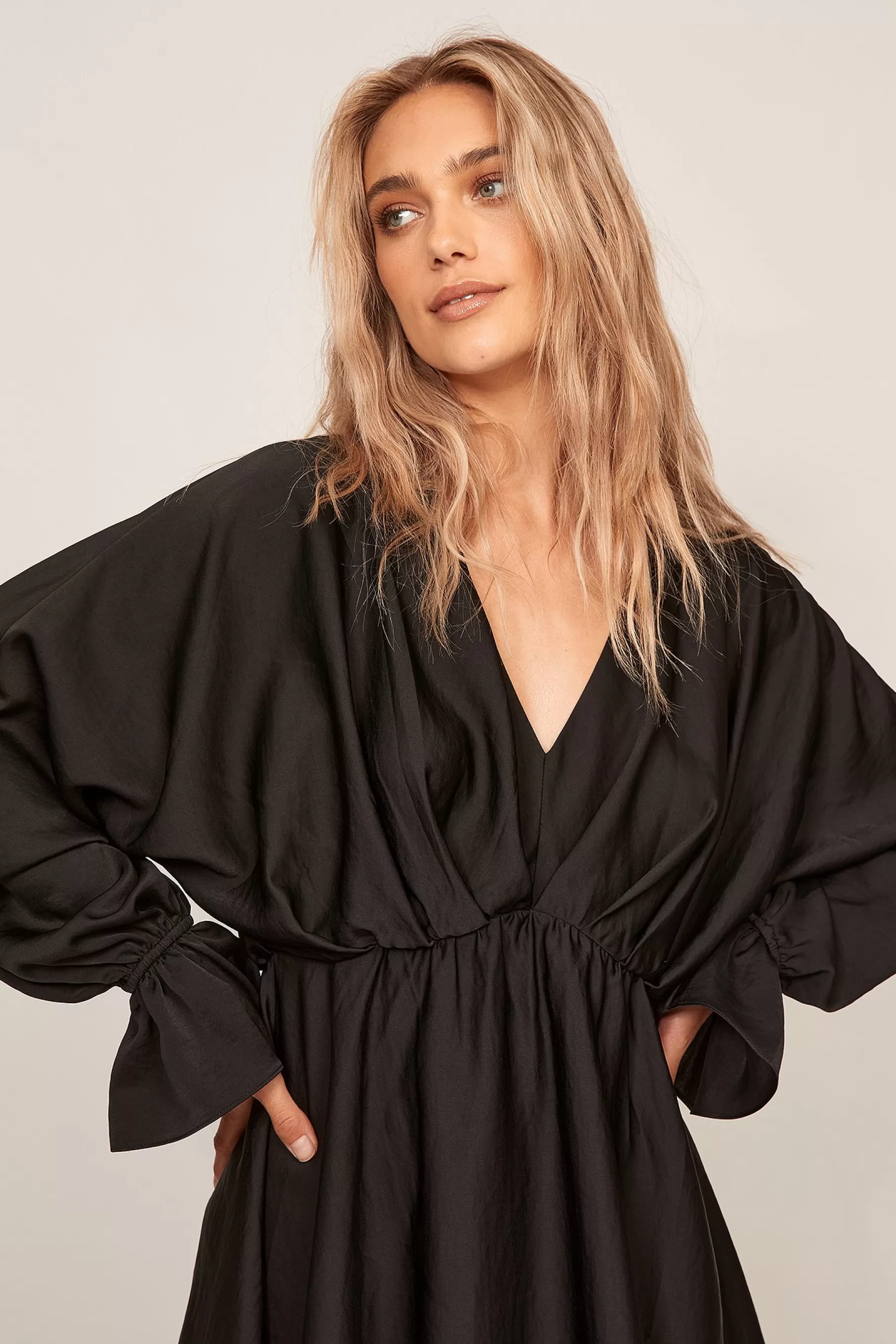 NA-KD Flowy Mini LS Dress Black