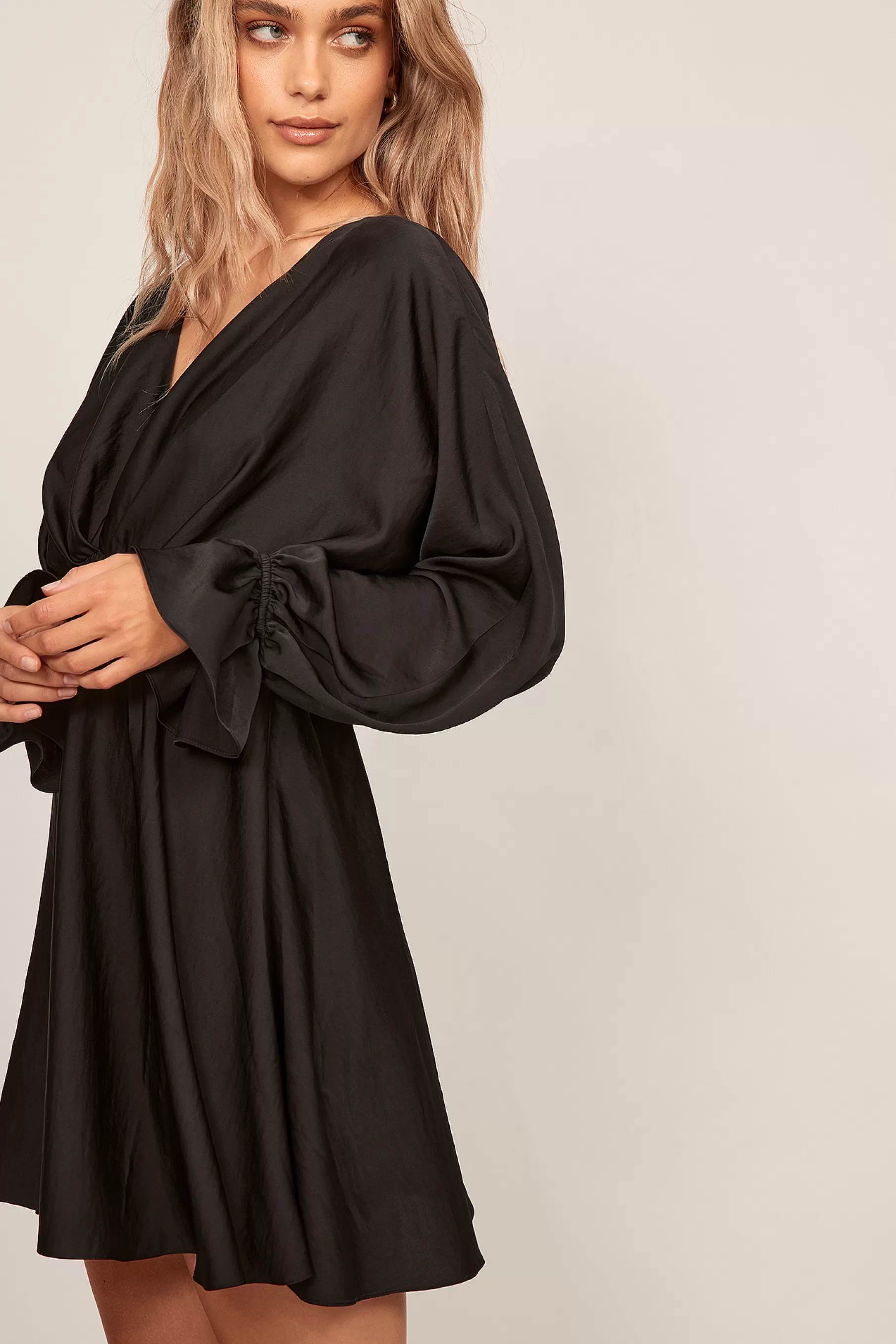 NA-KD Flowy Mini LS Dress Black