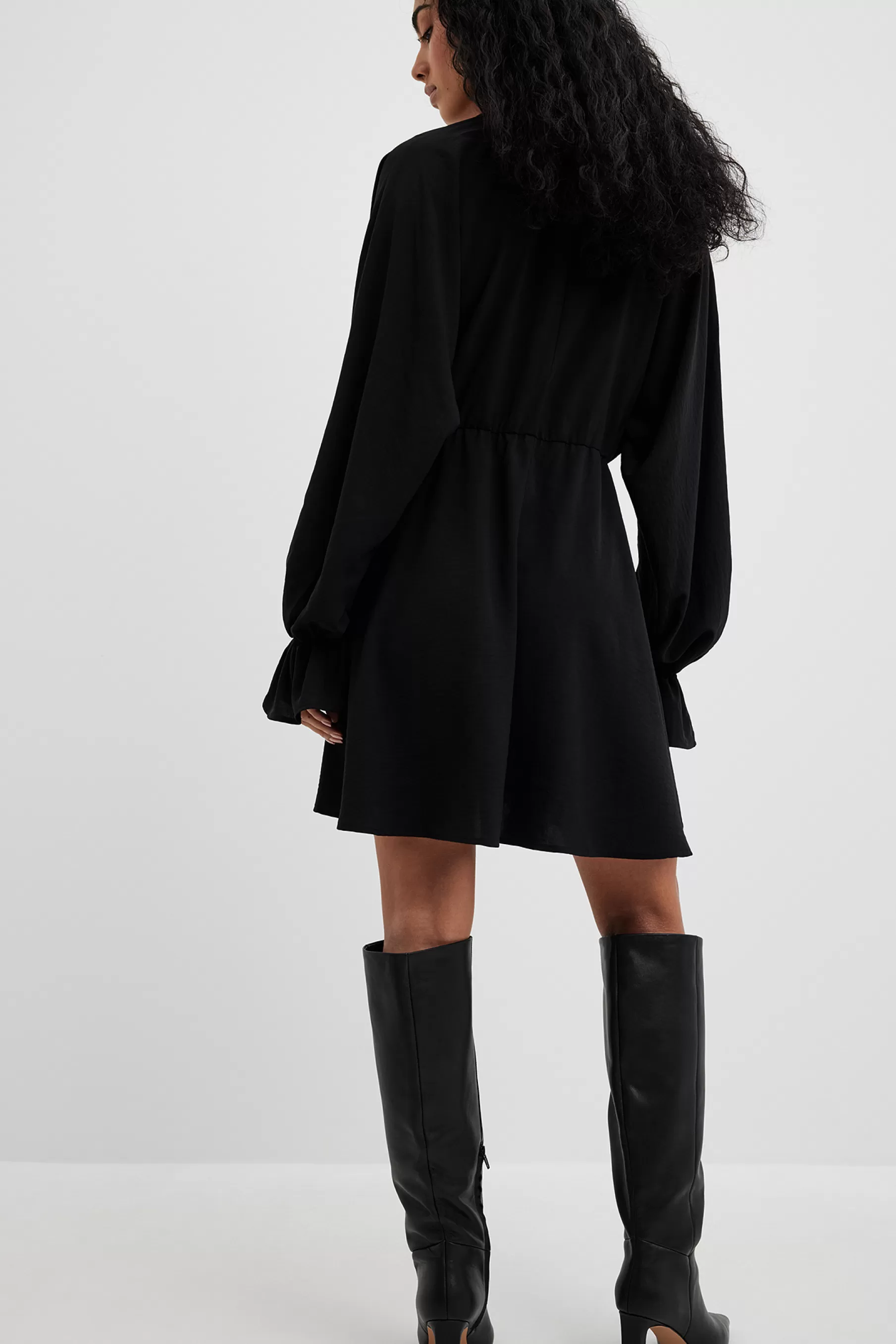 NA-KD Flowy Mini LS Dress Black