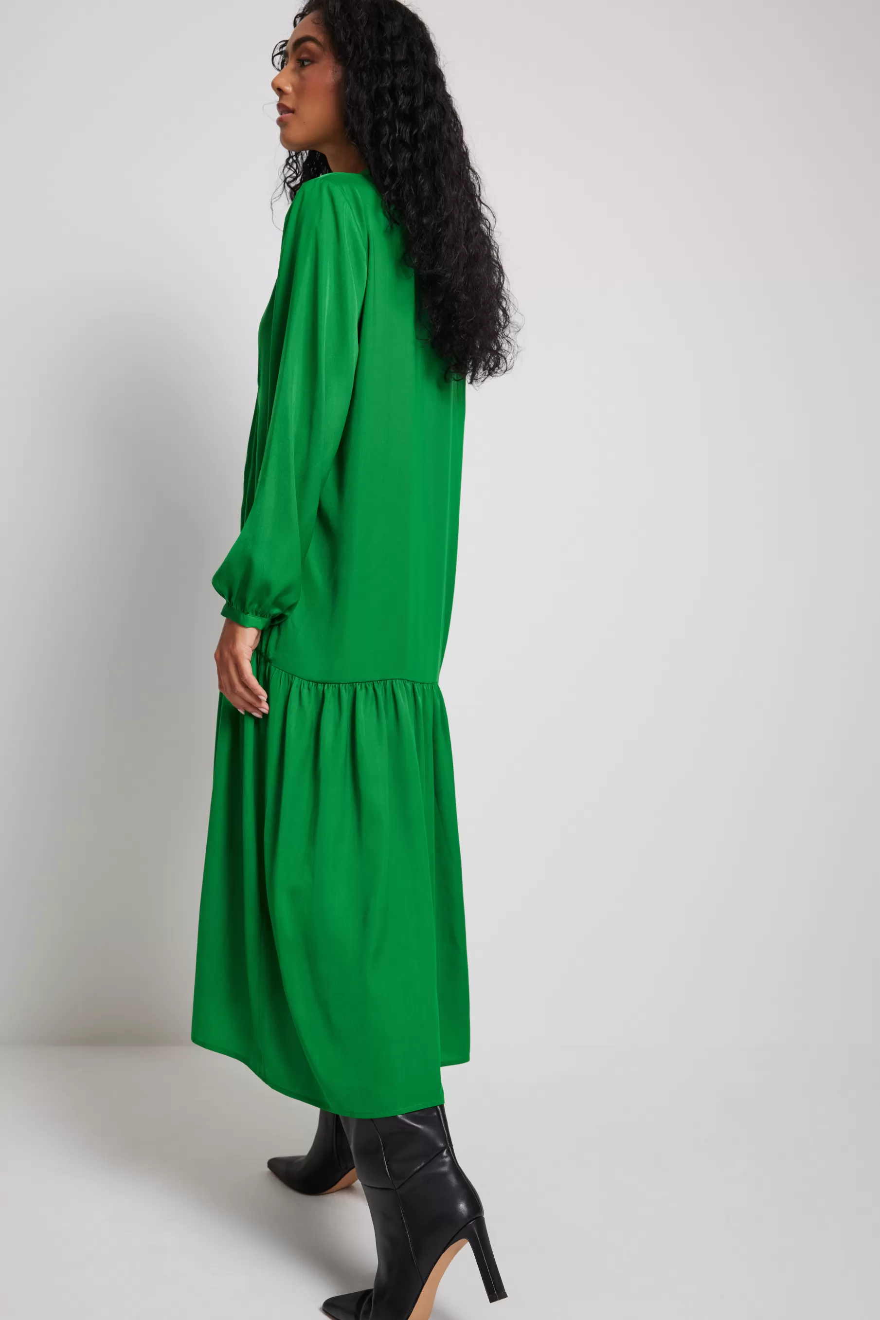 NA-KD Flowy V-neck Midi Dress Green