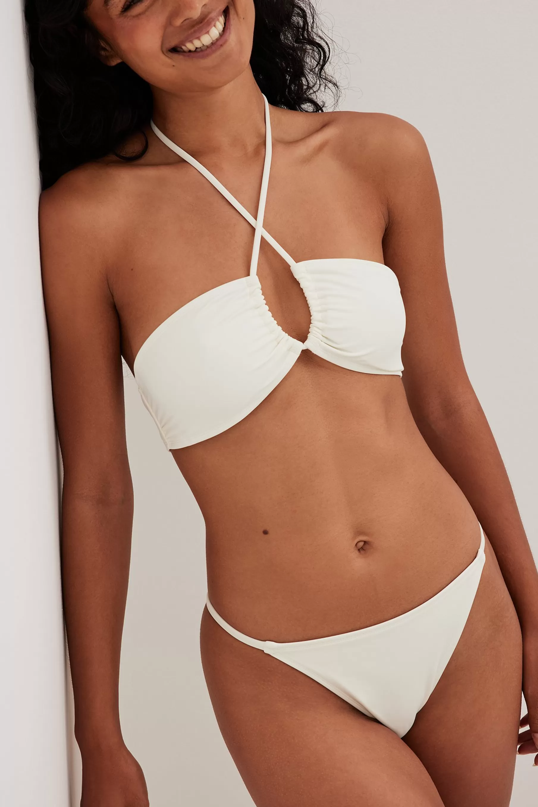 NA-KD Front Cross Bikini Top Offwhite