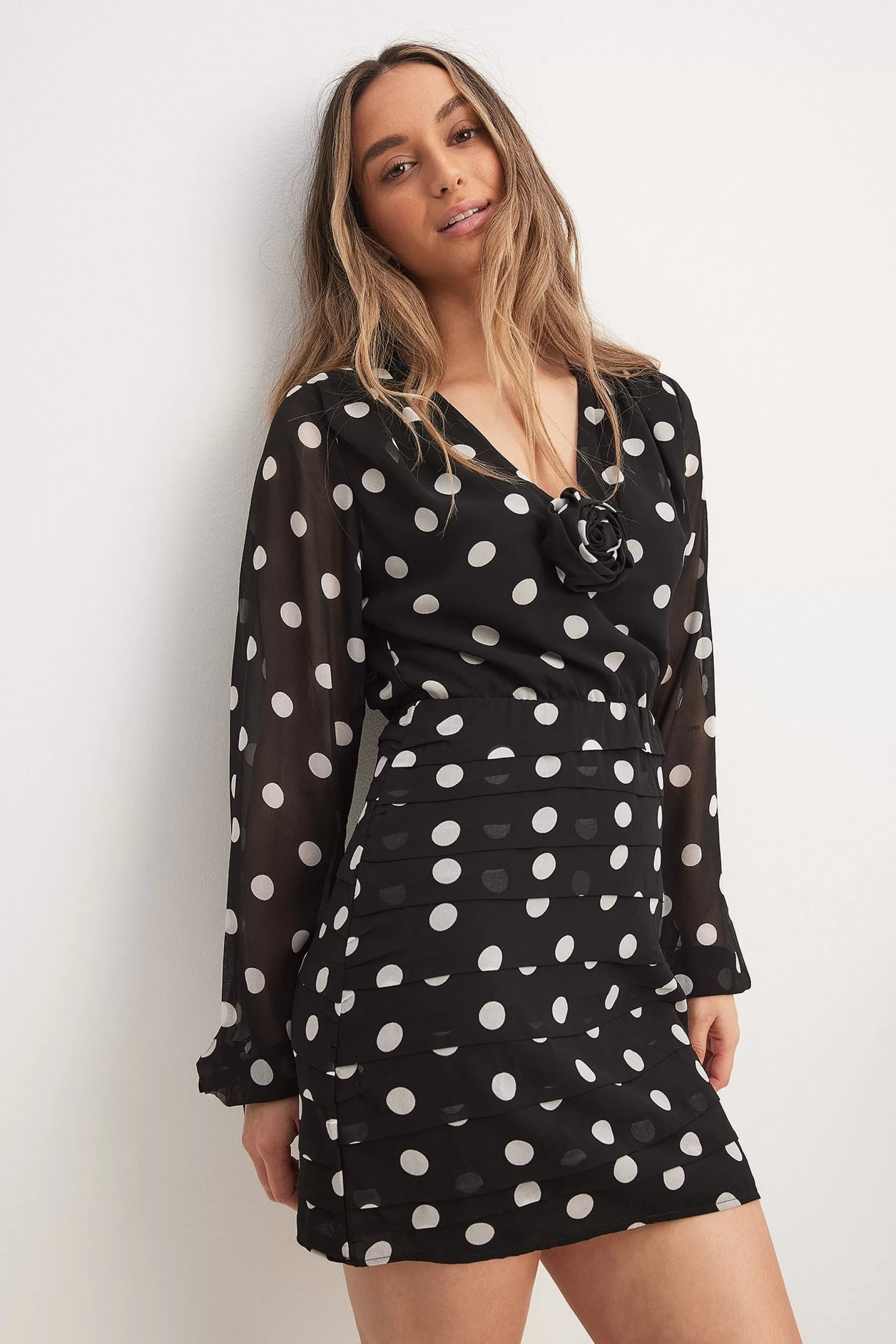 NA-KD Gathered V-Neck Mini Dress Dotted