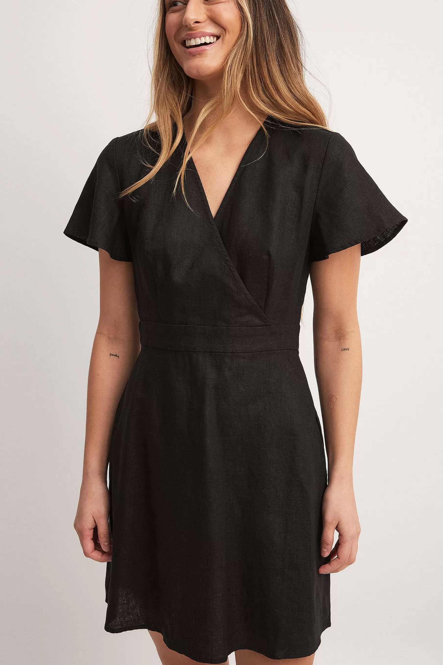 NA-KD Linen Flowy Tie Back Mini Dress Black