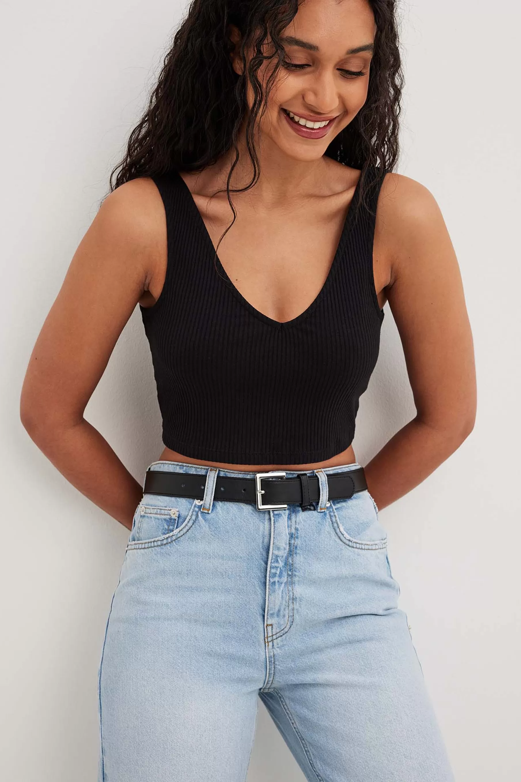 NA-KD Organic V-Neck Rib Crop Top Black