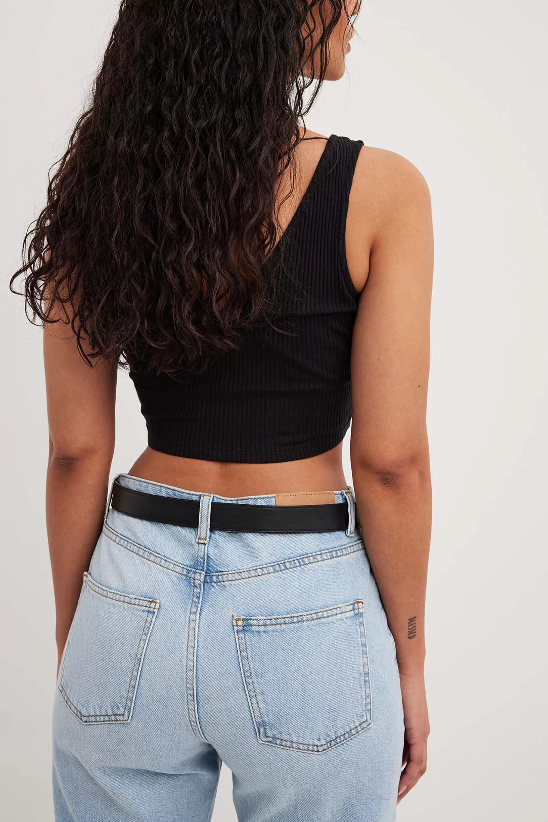 NA-KD Organic V-Neck Rib Crop Top Black