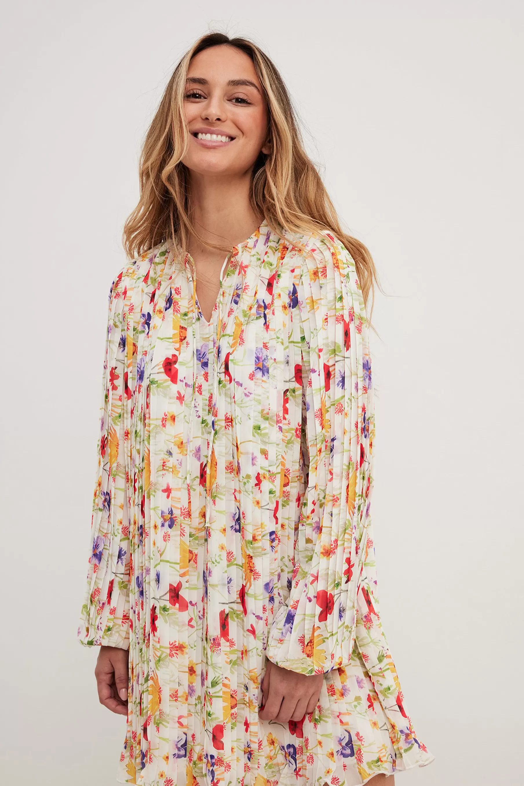 NA-KD Pleated Flowy Mini Dress Flower