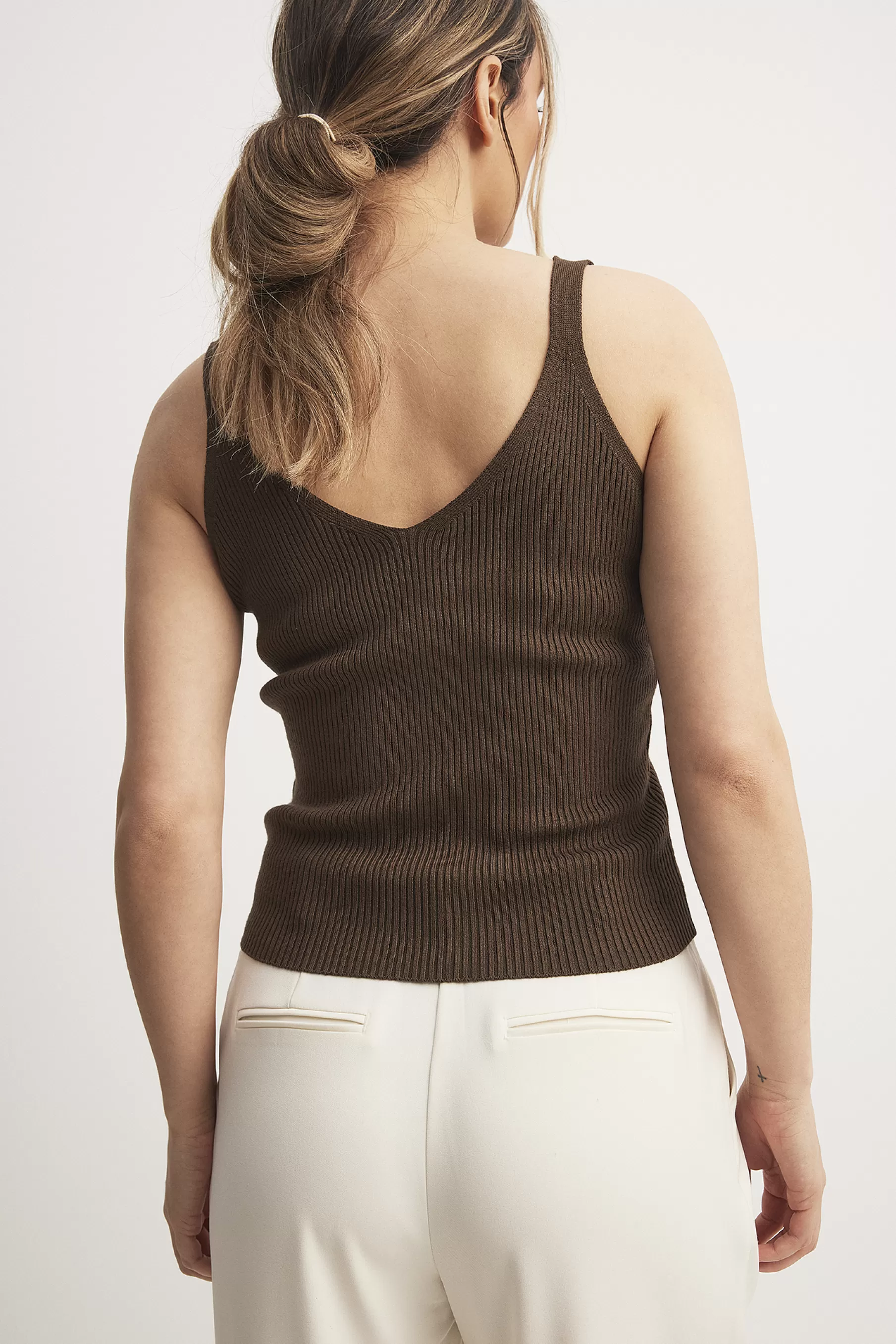 NA-KD Ribbed Knitted Deep Back Top Brown