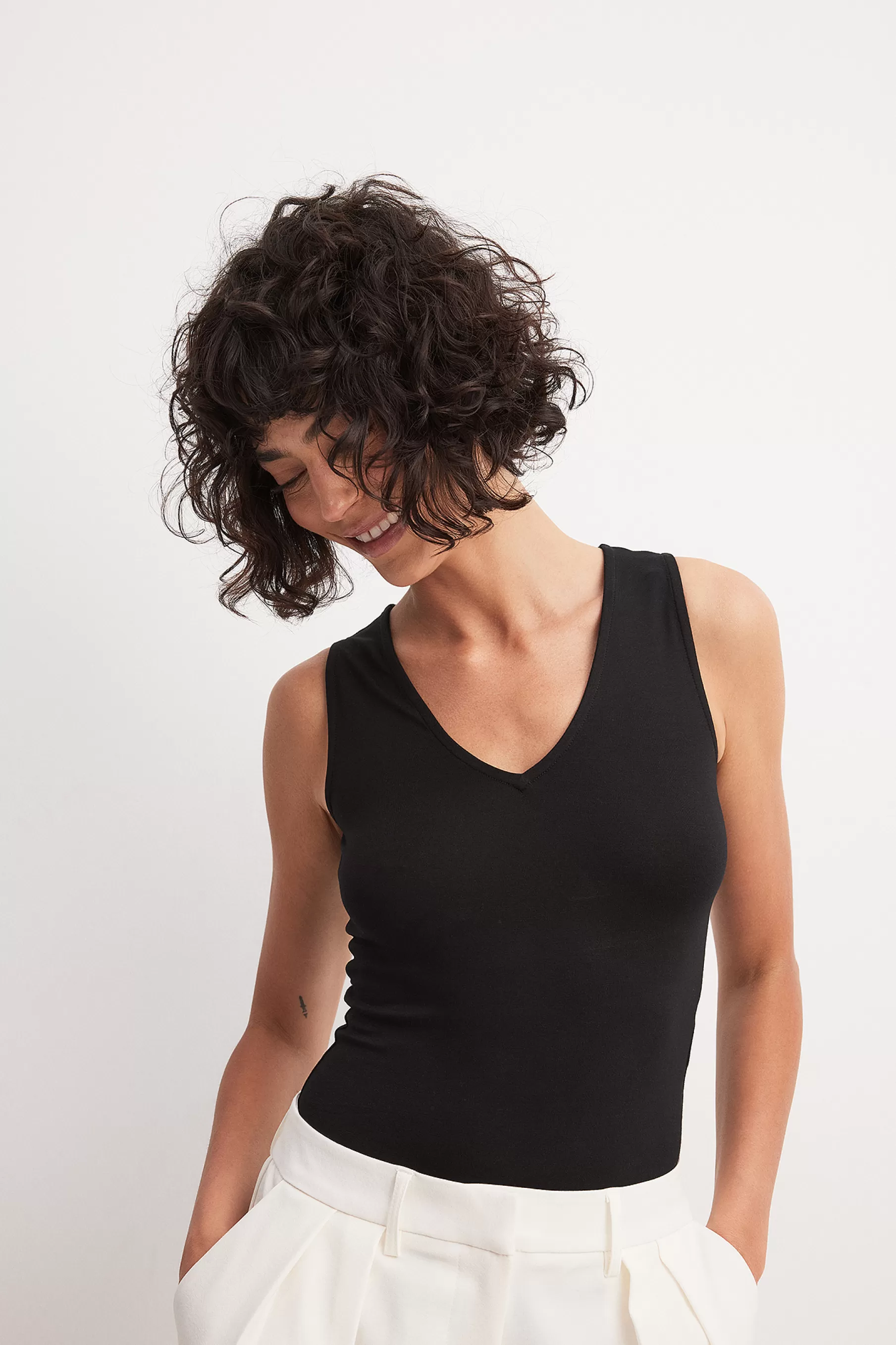 NA-KD Soft Line Sleeveless V-neck Body Black