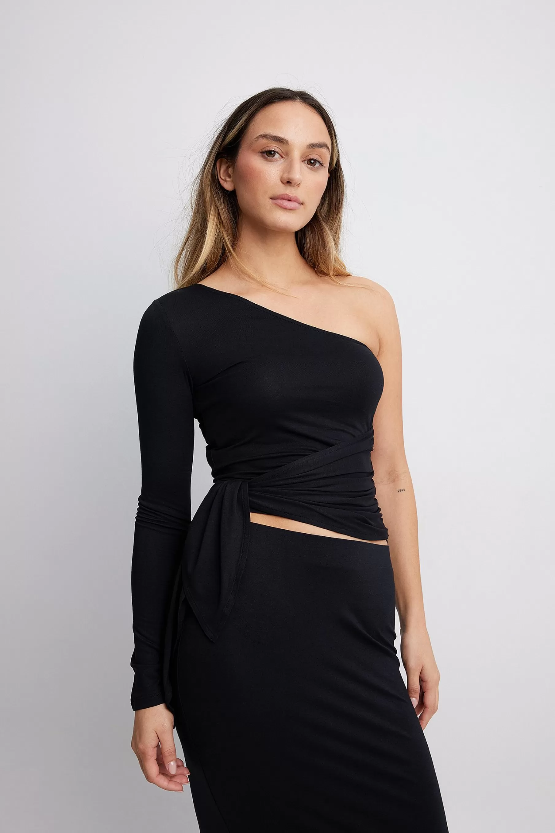 NA-KD Soft Line Tie Top Black