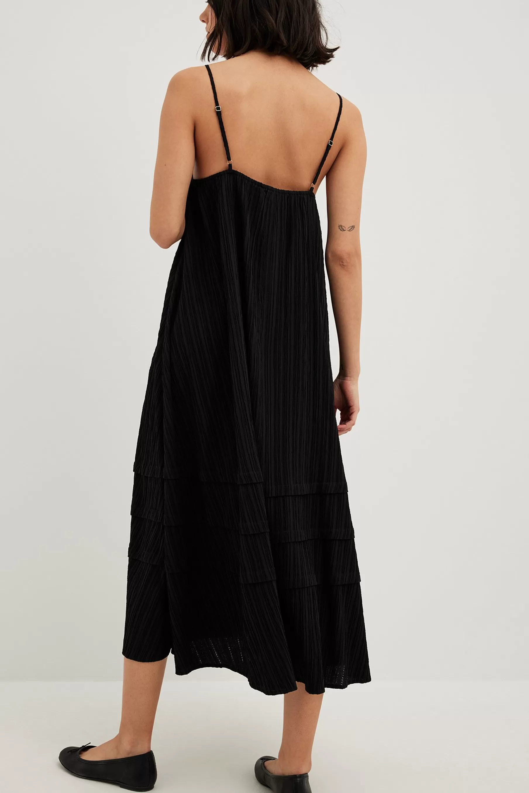 NA-KD Structured Flowy Midi Dress Black